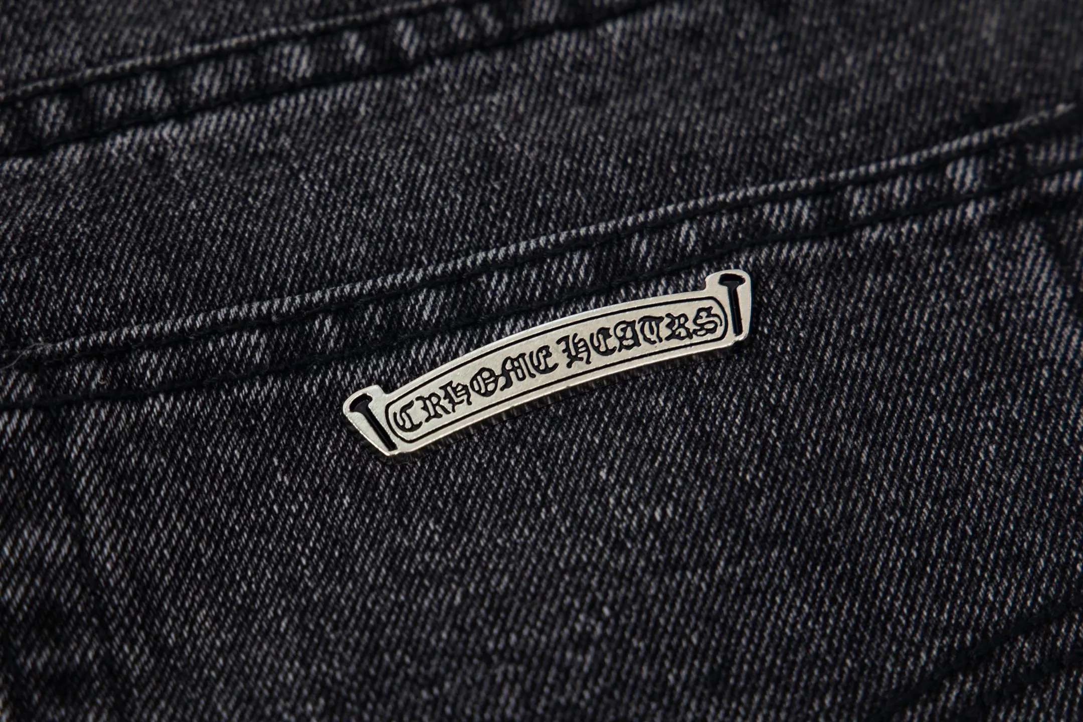 P260 Chrome Hearts Chrome Hearts Jeans Purple Matty Boy Sex Records Rivet Style Work Jeans CH Jeans need to be disassembled and washed before being dismantled and hand-stitched with sheepskin cross leather and then spliced ​​together to complete. The whole piece has too many craftsmanship to explain. The cabinet price is 16W+ level, patchwork cross pattern embellishment, high-waisted washed jeans! ! Absolutely high-end luxury products, 8W+ level god-level items, super popular products, made with top heavy industry, a magic weapon that cannot be missed. About Kroxin This is an extremely luxurious fashion brand, which can also be called the aristocrats of the high street. It has always been an exclusive brand for some hipsters or rich second generation. Compared with ordinary high streets, it is more luxurious and noble. Compared with luxury brands, it has a more fashionable personality and has always been a brand that I have a special liking for. Style number: 1761# Size: 28 30 32 34 36